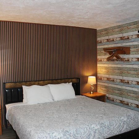 Cedarwood Inn Of Ешленд Екстер'єр фото